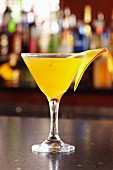 Ein Mango Martini an der Bar