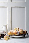 Brioche mit Puderzucker, serviert mit Kaffee