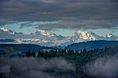 Blick von der Moosegg (Kanton Bern, Schweiz), ins Emmental und auf die Berner Bergwelt