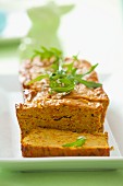 Vegetarische Bohnen-Möhren-Pastete mit Rucola