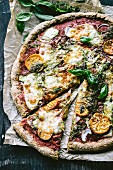 Pizza mit Mozzarella, Tomaten und Basilikum