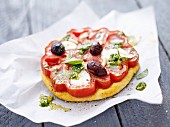 Minipizzas mit Ochenherztomate, Oliven und Pesto