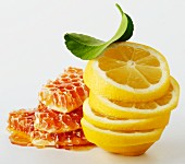 Zitronenscheiben und Honigwaben