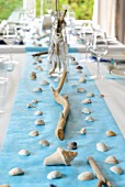 Maritime Tischdeko mit Muschelschalen und Ästen