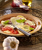 Tortellini mit Tomatensauce und Basilikum