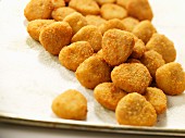 Viele Hähnchennuggets auf dem Backblech