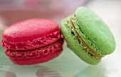 Rotes & grünes Macaroon (Nahaufnahme)