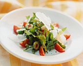 Rocket salad with tomatoes and olives
