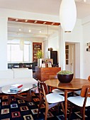 Esstisch und Stühle aus Holz im 50er Jahre Stil und Bauhaus Coffeetable in modernem Wohnraum
