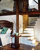 Offenes mediterranes Haus - Schlafbereich neben Treppenaufgang und Blick auf die Galerie