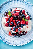 Pavlova mit frischem Obst und Sahne (Draufsicht)