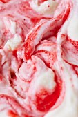 Selbstgemachtes rot-weisses Joghurt-Frucht-Eis (bildfüllend)
