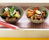 Gebratener Tofu mit Zuckerschoten und Shrimps mit Wokgemüse (Asien)