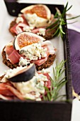 Pumpernickel with prosciutto, blue cheese and figs