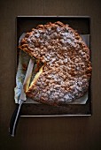 Yeast-raised cake with crumble topping