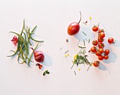 Bohnen, Zwiebeln, Tomaten & Tamarillo vor weißem Hintergrund
