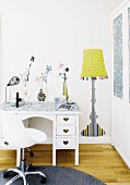 Trendiges Jugendzimmer mit weißem Schreibtisch, Bürostuhl und Wanddeko (aufgemalte Blumenvasen und Stehlampe)