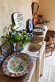 Spültisch aus Stein in mediterranem Ferienhaus mit handbemaltem Geschirr