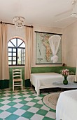 Grün-weisser Schachbrettmusterboden im Schlafraum mit zwei Einzelbetten und Rundbogenfenster