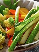 Frisch gewaschenes Gemüse (Romanesco, Frühlingszwiebeln, Möhren, Kartoffeln)