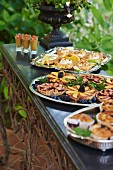 Brunchbuffet im Garten mit Gazpacho, Blätterteiggebäck, Obsttörtchen und Muffins