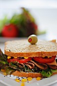 Sandwich mit Schinken, Tomaten und Mais
