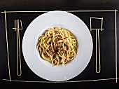 Spaghetti Carbonara mit Spaghetti-Besteck