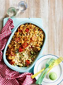 Macaroni cheese with vegetables and tuna