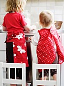 Zwei kleine Mädchen backen in der Küche