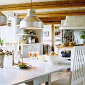 Esstisch in rustikaler Küche mit Holzbalkendecke
