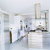 Kücheninsel mit Herd und Dunstabzug in weitläufiger, moderner Einbauküche