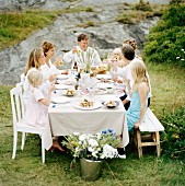 Kinder & Erwachsene feiern Mittsommer (Schweden)