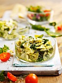 Farfalle mit Spinat, Pinienkernen und Käse sowie Salatbeilage