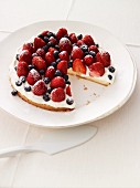 Quick berry tart with mascarpone, one slice removed