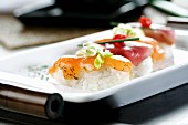 Nigiri-Sushi mit mariniertem Lachs und Thunfisch