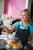 Frau arbeitet in einem Café, Schweden