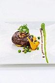 Gebratenes Rinderfiletsteak mit Mark-Gemüse-Füllung, Safranzwiebeln und Erbsen