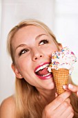 Blonde Frau leckt ein Eis