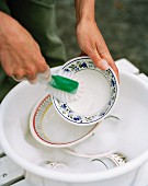 Geschirr in einer Plastikwanne spülen