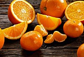 Mandarinen und Orangen auf Holzuntergrund