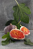 Fresh figs and fig leaves