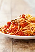 Ein Teller Spaghetti mit Tomatensauce