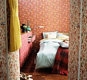 Blick in Schlafzimmer im Mustermix mit Bett & Kommode