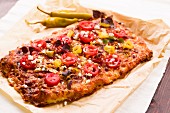 Pizza mit Pepperoni, Feta und frischen Tomaten