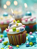 Geburtstags-Cupcakes mit Zuckerperlen und Kerze