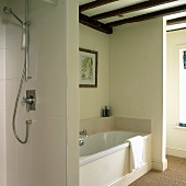 Eingebaute Badewanne und offene Dusche im renovierten Fachwerkhaus