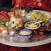 Gedeckter Tisch mit verschiedenen Gerichten aus Nordafrika