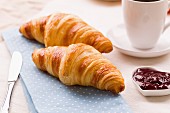 Croissants mit Himbeermarmelade