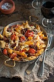 Macaroni cheese with tomatoes and sausages