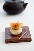 Wagashi zu Neujahr mit Schriftzeichen Schatz-Viel Glück-Geld mit Teekanne (Japan)